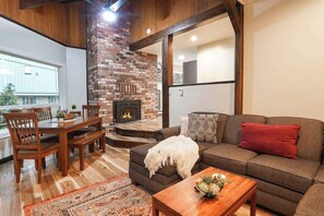 Televisión, chimenea y oficina 