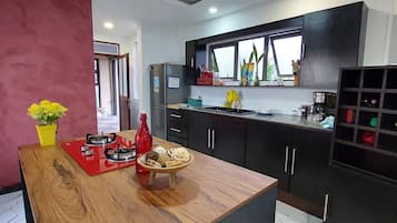 Refrigerador, microondas, horno y parrilla de estufa
