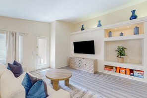 Televisión y chimenea 