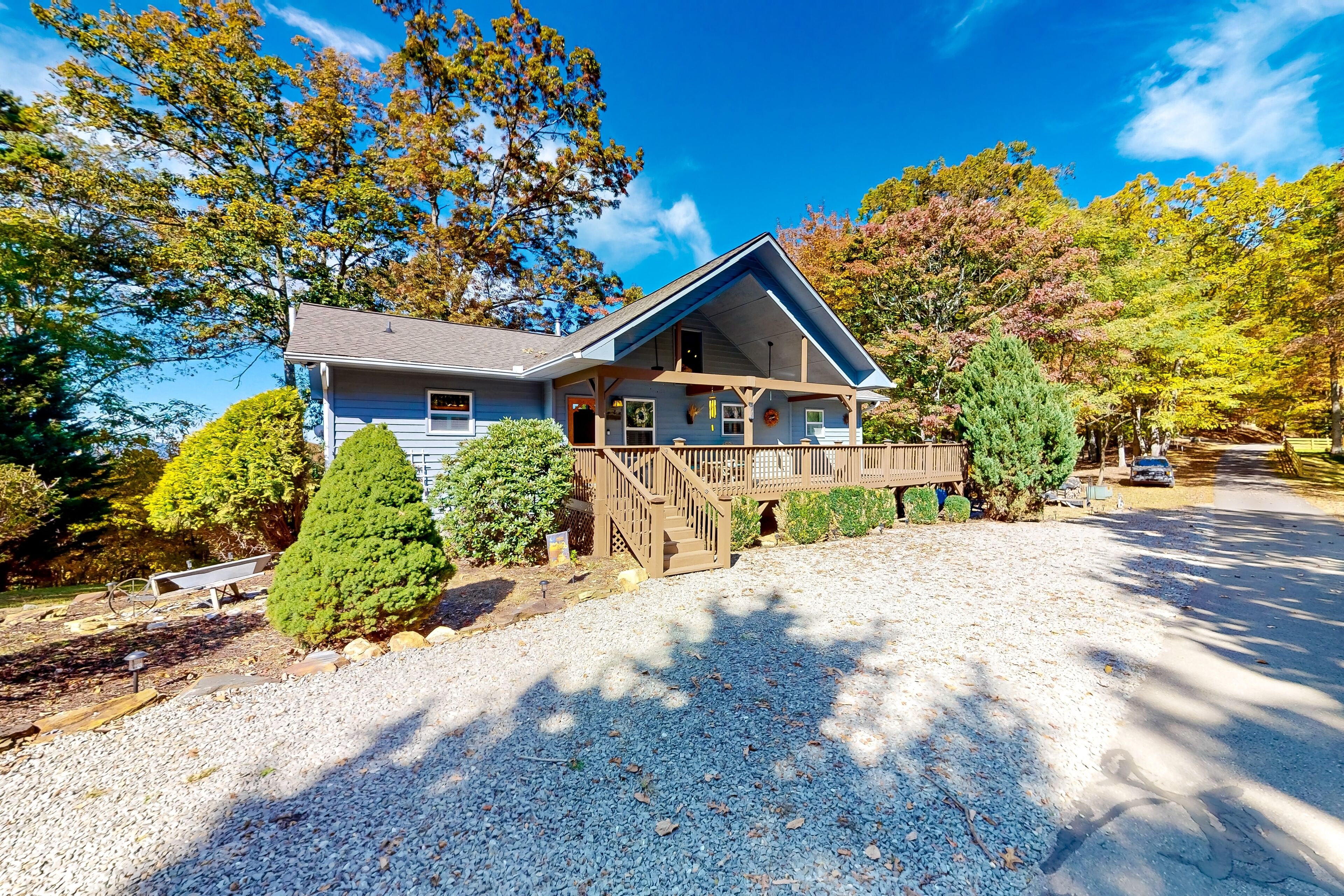 Gated mountain view ranch-style home with game room & wood fireplace - dogs ok