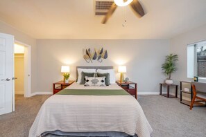 4 soverom, skrivebord, strykejern/-brett og reiseseng for barn