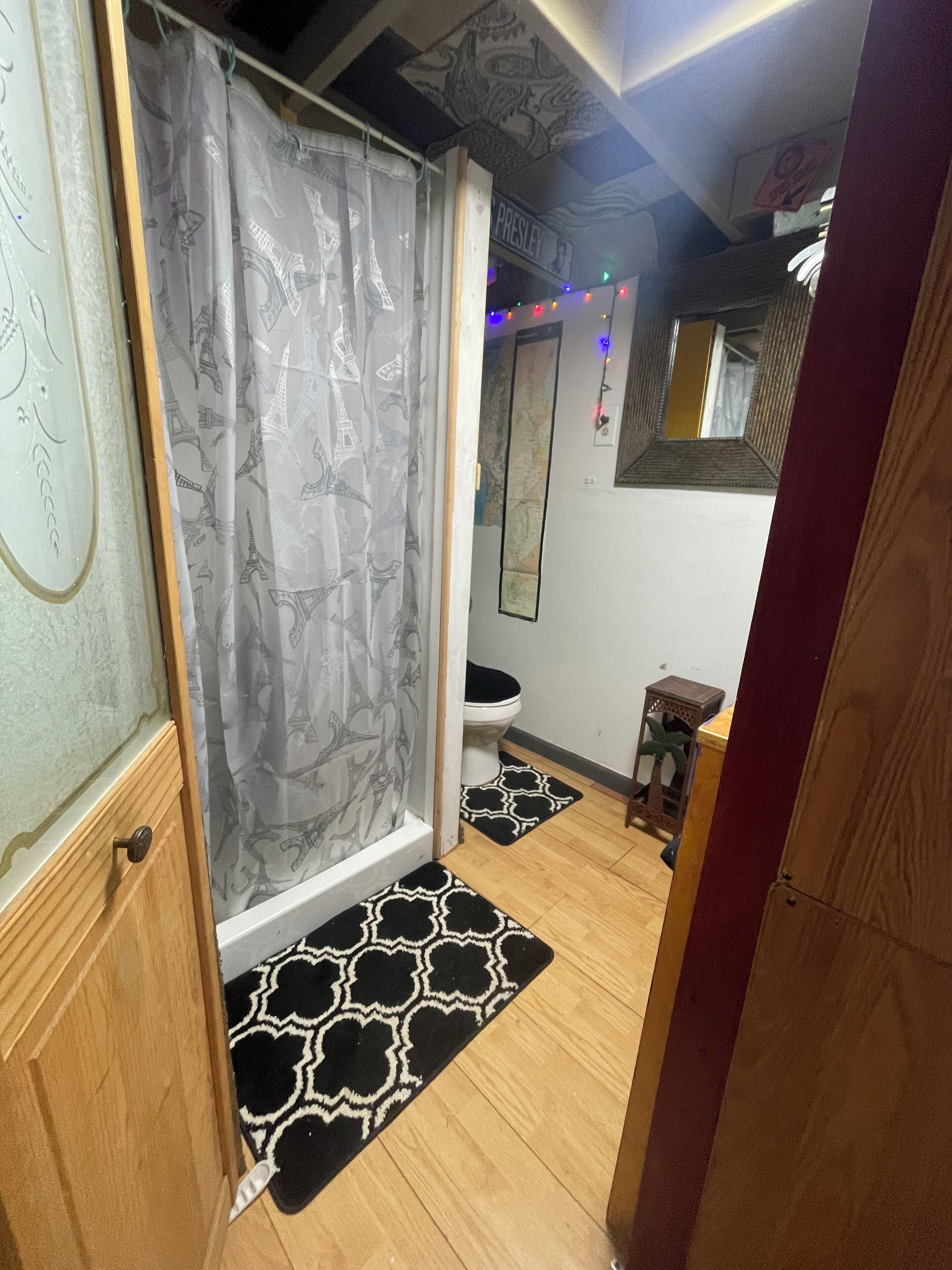 Een douche, een haardroger, handdoeken, zeep