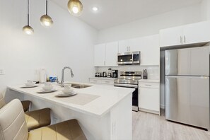 冷蔵庫、電子レンジ、オーブン、コンロ