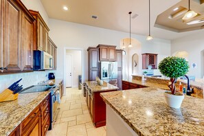 Fridge, microwave, oven, stovetop - Amazing dog-friendly riverfront oasis w/ private pool, patio, dock & EV charger (Cape Coral)