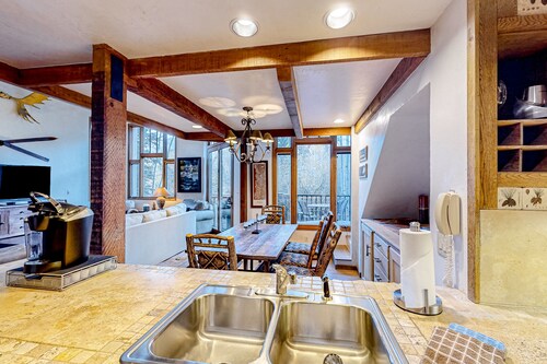 Mountain view condo with hot tub, steps from gondola & Mountain Village