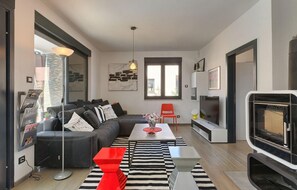 Fernseher, Kamin, Stereoanlage