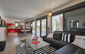 Fernseher, Kamin, Stereoanlage