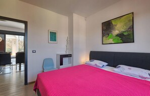 2 bedrooms, iron/ironing board, travel crib, free WiFi