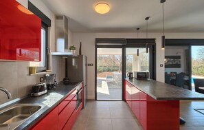 Kühlschrank, Ofen, Geschirrspüler, Wasserkocher mit Kaffee-/Teezubehör