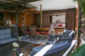 تناول الطعام بالخارج