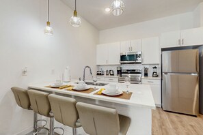 Kjøleskap, mikrobølgeovn, ovn og kokeplater