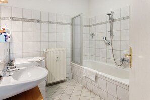 Shower, hair dryer, towels - Apartment 'Ferienwohnung Glück Auf' with Balcony and Wi-Fi (Zwickau)
