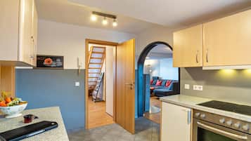 Frigorifero, forno, piano cottura, lavastoviglie