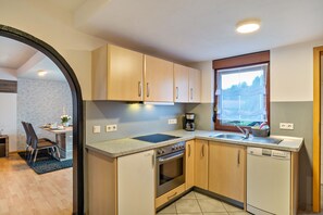 Kjøleskap, ovn, kokeplater og oppvaskmaskin