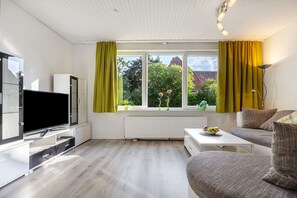 TV, stereo - Holiday Apartment 'Am Fährhafen' with Private Garden and Wi-Fi (Neu Darchau)