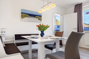 Dining - Holiday Apartment 'Am Fährhafen' with Private Garden and Wi-Fi (Neu Darchau)