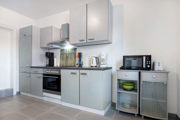 Kühlschrank, Mikrowelle, Ofen, Herdplatte