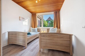 2 bedrooms, free WiFi, bed sheets - Holiday Apartment 'Am Fährhafen' with Private Garden and Wi-Fi (Neu Darchau)