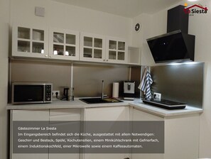 Réfrigérateur, micro-ondes, plaque de cuisson, cafetière/bouilloire