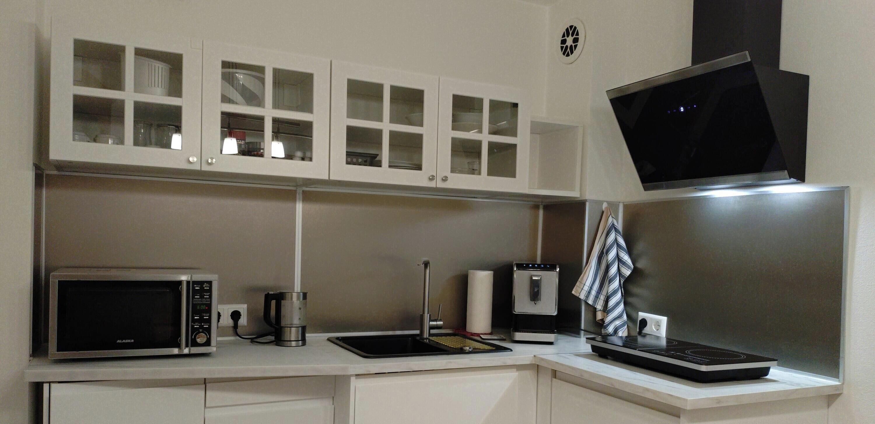 Fridge, microwave, stovetop, coffee/tea maker