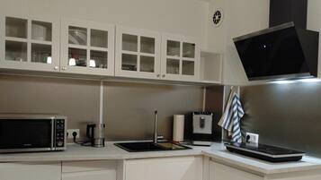 Køleskab, mikrobølgeovn, kogeplade, kaffe-/temaskine