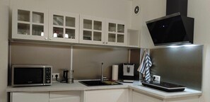 Een koelkast, een magnetron, een kookplaat