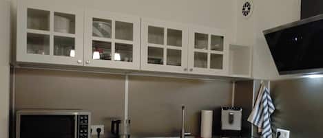 Jääkaappi, mikroaaltouuni, liesi, kahvin-/teenkeitin