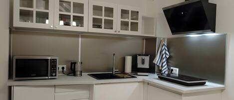 Refrigerador, microondas, parrilla de estufa y cafetera y tetera