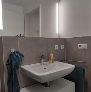 Een douche, gratis toiletartikelen, een haardroger, handdoeken