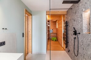 Regadera, secadora de cabello, toallas 