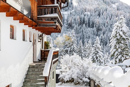 施設の敷地. Apartment 'Chalet Flocke Murmeltier' with Mountain View, Shared Terrace and Wi-Fi
