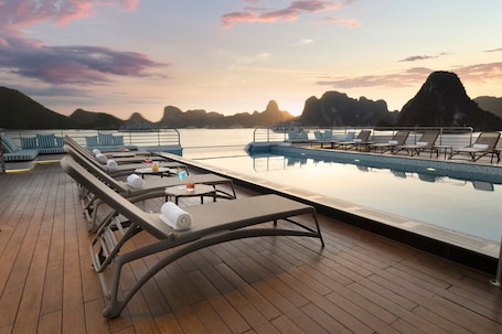 Piscina externa, guarda-sóis, espreguiçadeiras