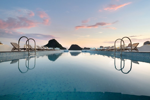 Utendørsbasseng, bassengparasoller og solsenger