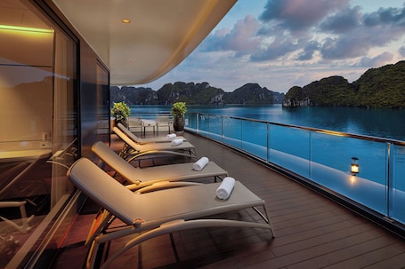 Suite estudio de lujo (Essence) | Vista a la playa o el mar. Grand Pioneers Halong Bay Cruise 1