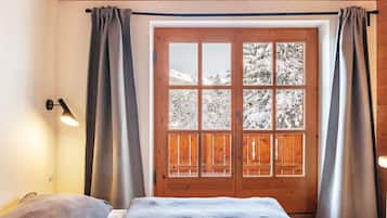 4 bedrooms, iron/ironing board, free WiFi, bed sheets