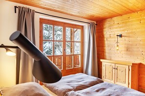 4 slaapkamers, een strijkplank/strijkijzer, gratis wifi, beddengoed