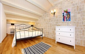 3 chambres, fer et planche à repasser, lit parapluie, Wi-Fi gratuit