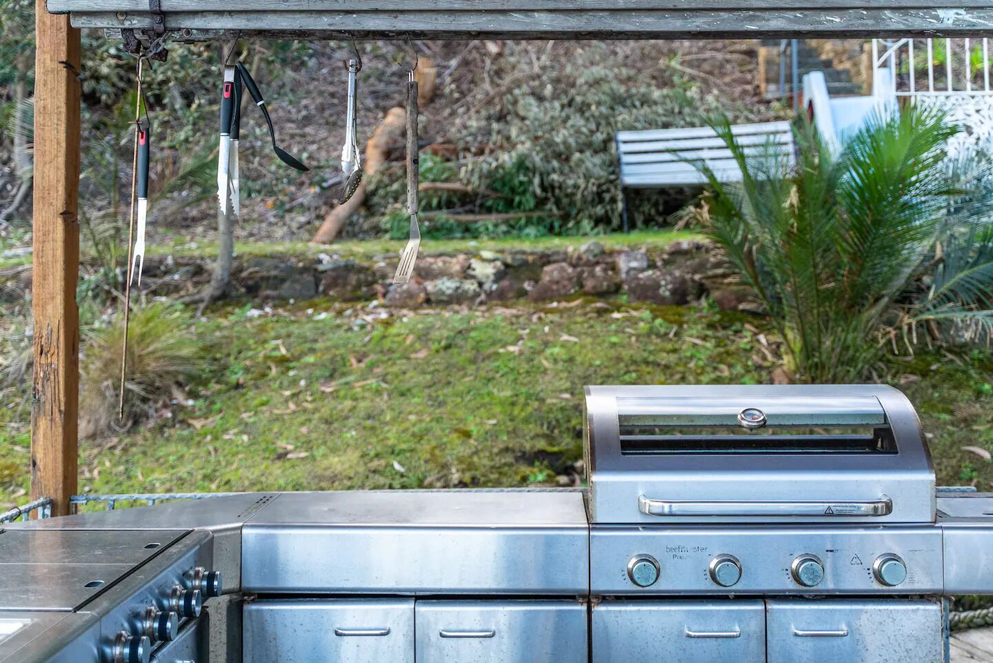 Ein Grill aus Edelstahl mit Bedienfeld und integriertem Thermometer.