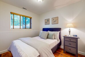 2 bedrooms, iron/ironing board, internet, bed sheets