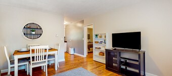 Tranquil & charming retreat with patio & W/D - near river access, parks & trails