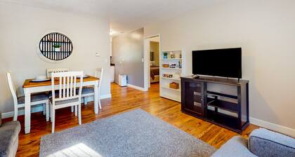 Tranquil & charming retreat with patio & W/D - near river access, parks & trails