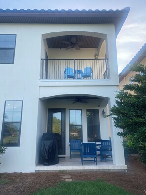 Terrace/patio - Large family home on the golf course, 2 golf carts plus a community pool!  (Miramar Beach)