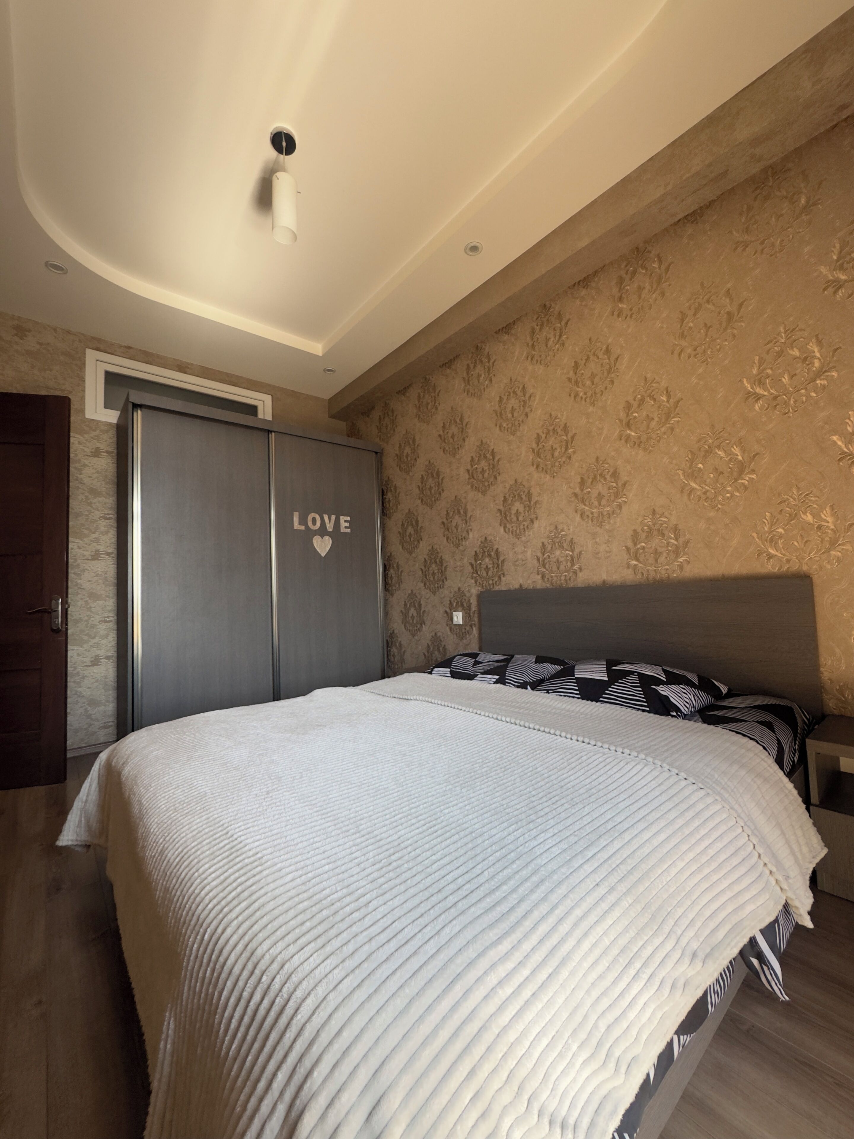 2 bedrooms, iron/ironing board, free WiFi