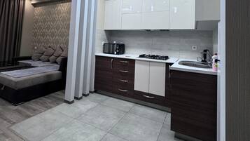 Jääkaappi, mikroaaltouuni, uuni, liesi