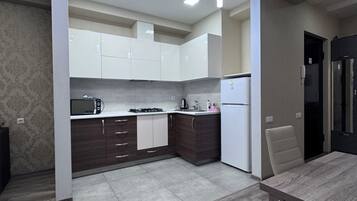 Jääkaappi, mikroaaltouuni, uuni, liesi