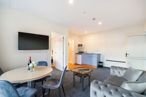 Living area - Daffodil Motel (Christchurch)