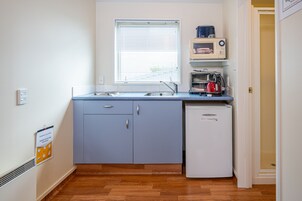 Deluxe Studio | Private kitchen | Mini-fridge, microwave, stovetop, toaster oven