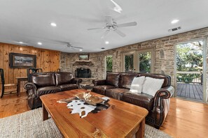 TV, offices - Hot Tub, Pool, BBQ Grill, Close to Main St. (Fredericksburg)