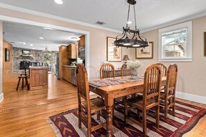 Dining - Walk to Main St, Hot Tub, Pool, Fire pit! (Fredericksburg)