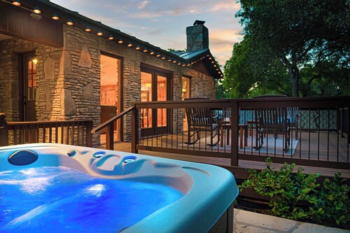 Walk to Main St, Hot Tub, Pool, Elevated Deck!